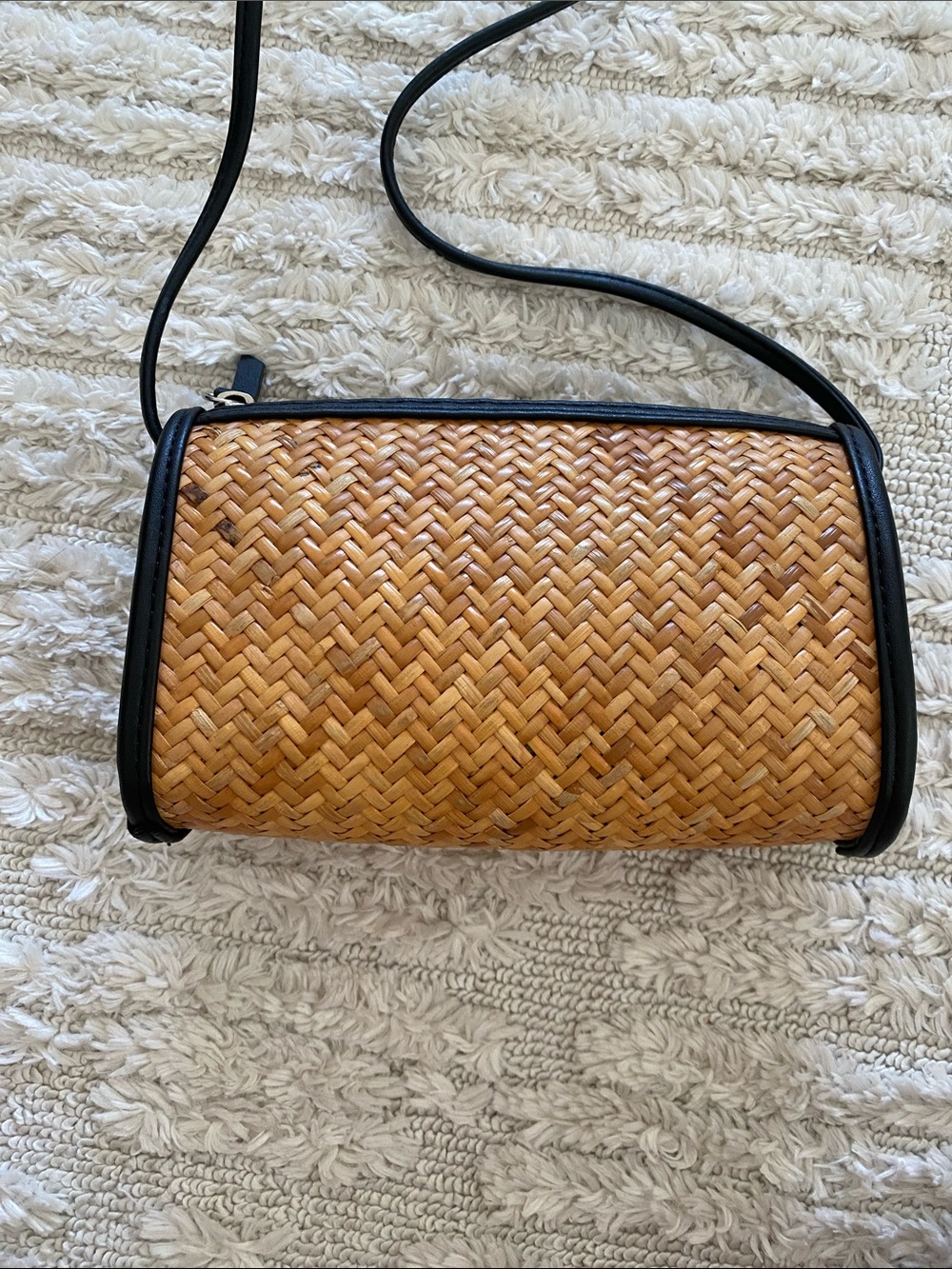 Urban Outfitters Woven Straw Crossbody Bag with Black Trim - Picture 4 of 9